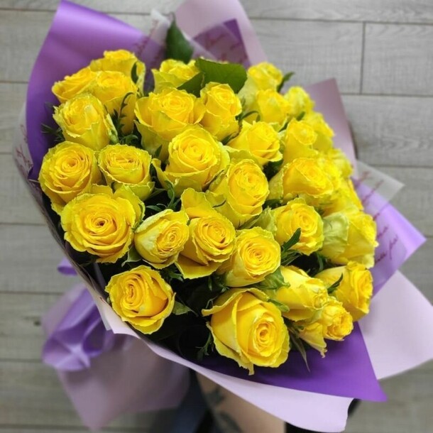 Букет из 25 желтых роз, артикул F1167361 - 15976 рублей, доставка по городу. Flawery - доставка цветов