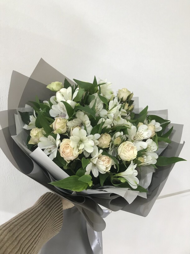 Букет из кустовых роз и альстромерии, артикул F1167371 - 10700 рублей, доставка по городу. Flawery - доставка цветов