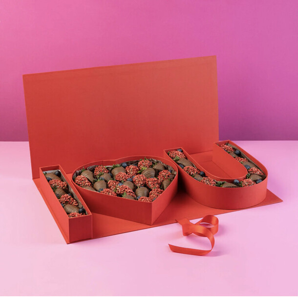 Коробка с клубникой в шоколаде, артикул F1167377 - 18814 рублей, доставка по городу. Flawery - доставка цветов