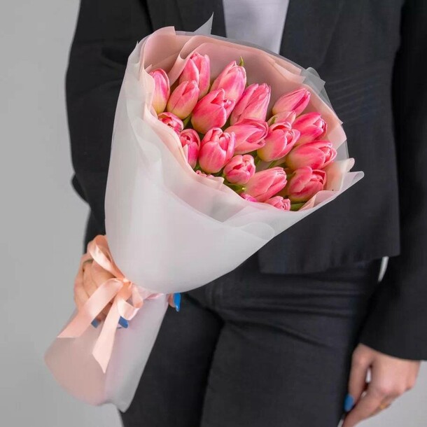 Букет из 19 розовых тюльпанов, артикул F1167384 - 9560 рублей, доставка по городу. Flawery - доставка цветов