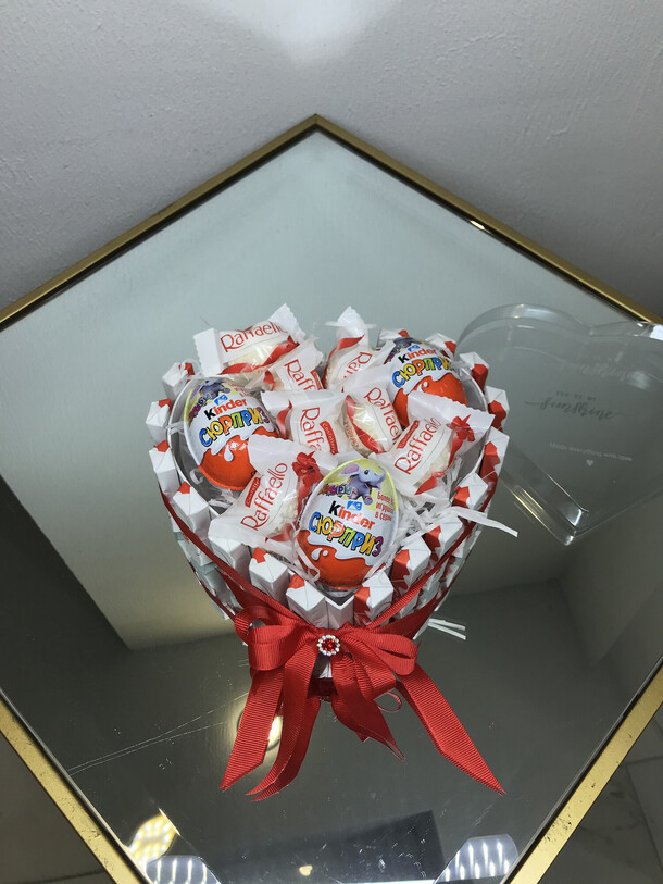 Сердце киндер сюрприз, артикул F1167385 - 4417 рублей, доставка по городу. Flawery - доставка цветов