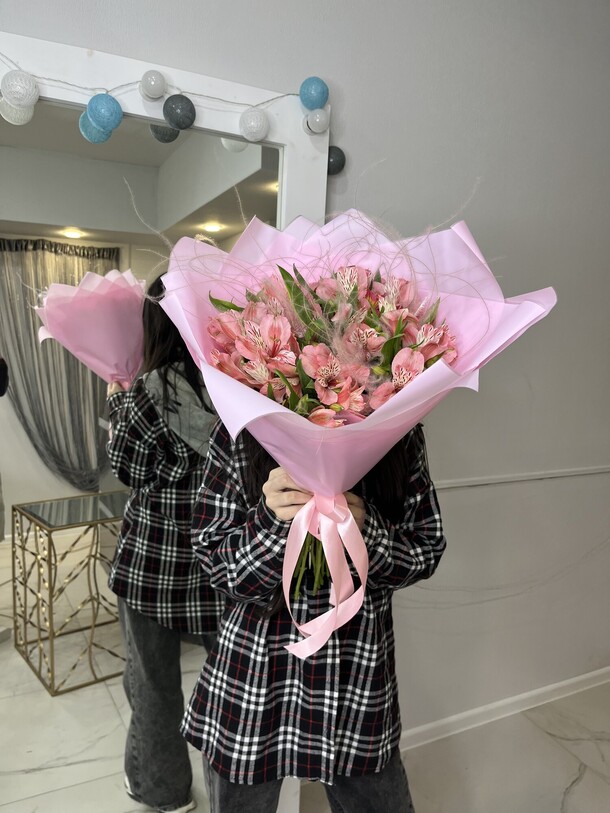 Букет из нежной альстромерии, артикул F1190649 - 5360 рублей, доставка по городу. Flawery - доставка цветов