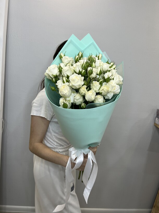 Букет из белых кустовых роз тиффани, артикул F1195324 - 6040 рублей, доставка по городу. Flawery - доставка цветов