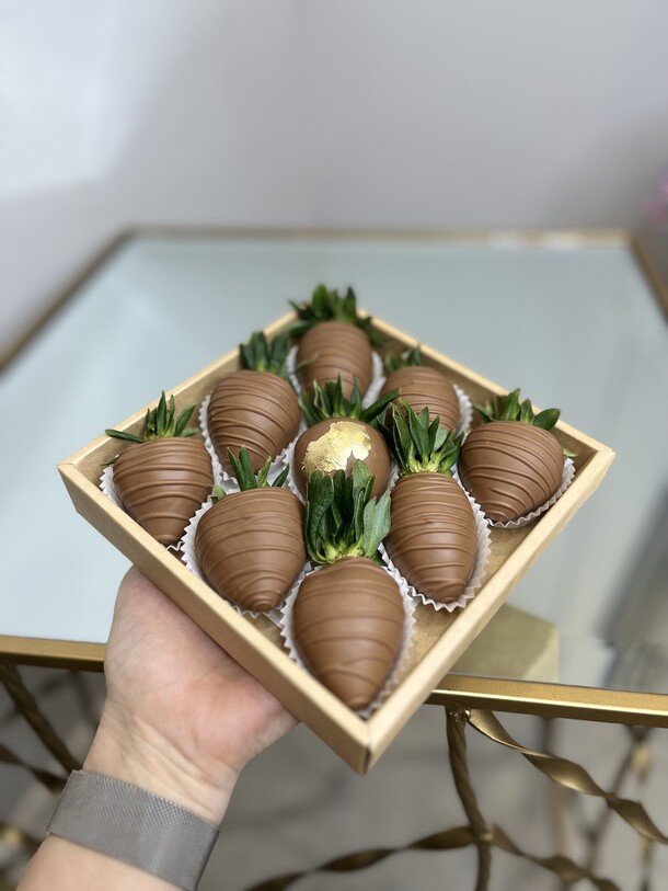 Клубника в шоколаде, артикул F1195332 - 3449 рублей, доставка по городу. Flawery - доставка цветов