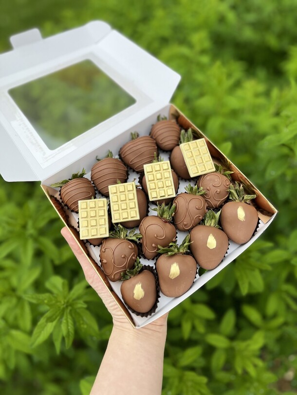 Клубника в шоколаде, артикул F1195334 - 4780 рублей, доставка по городу. Flawery - доставка цветов