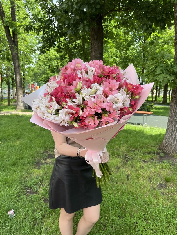 Букет-гигант из альстромериии, артикул F1195387 - 14673 рублей, доставка по городу. Flawery - доставка цветов