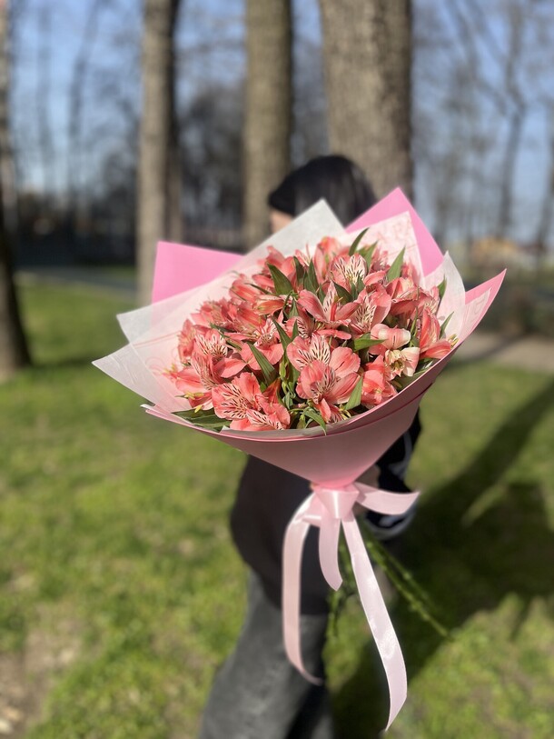 Букет из 11 веток альстромерии, артикул F1268486 - 5199 рублей, доставка по городу. Flawery - доставка цветов