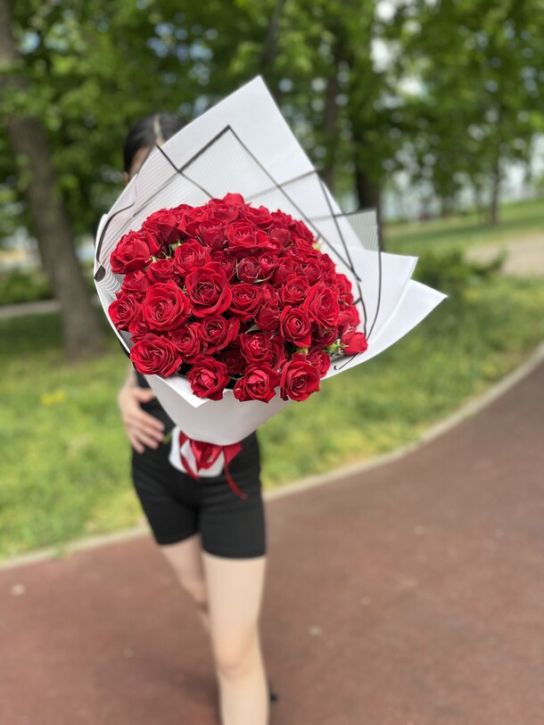 Букет из 19 кустовых роз, артикул F1280444 - 8723 рублей, доставка по городу. Flawery - доставка цветов