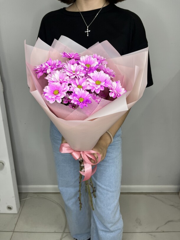 Букет из 5 веток крашеной хризантемы, артикул F1313194 - 3735 рублей, доставка по городу. Flawery - доставка цветов