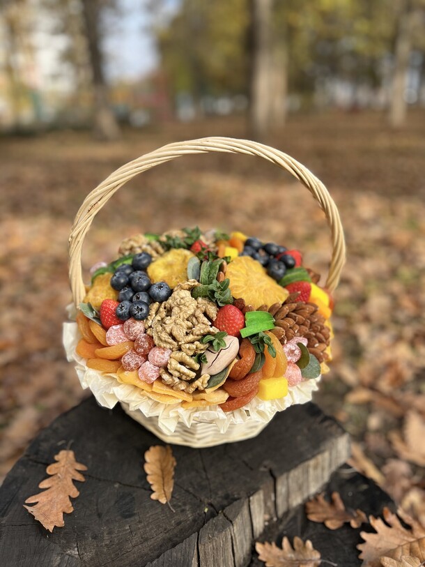 Корзина с сухофруктами, артикул F1345312 - 9075 рублей, доставка по городу. Flawery - доставка цветов