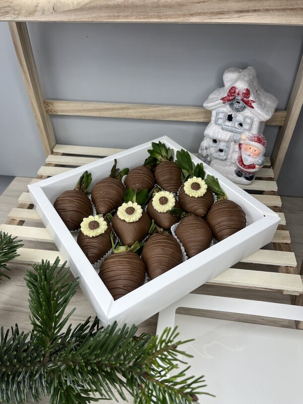 Клубника в шоколаде, артикул F1360376 - 5115 рублей, доставка по городу. Flawery - доставка цветов