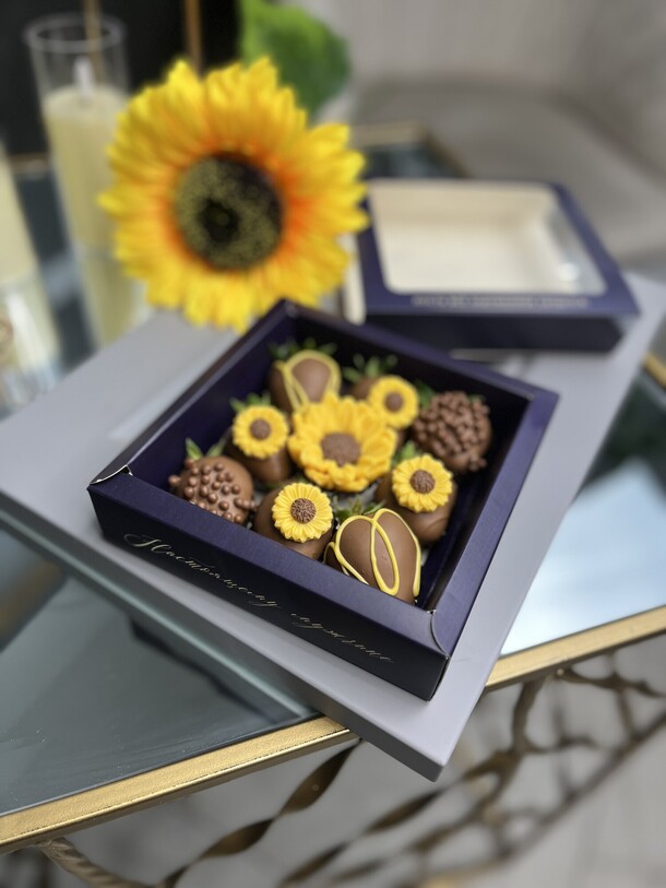 Клубника в шоколаде подсолнух, артикул F1360385 - 4785 рублей, доставка по городу. Flawery - доставка цветов