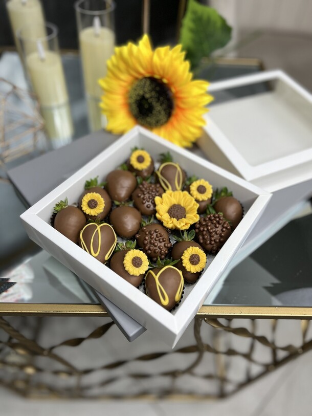 Клубника в шоколаде подсолнух, артикул F1360388 - 7321 рублей, доставка по городу. Flawery - доставка цветов