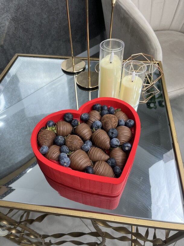 Клубника в шоколаде, артикул F1360389 - 6589 рублей, доставка по городу. Flawery - доставка цветов