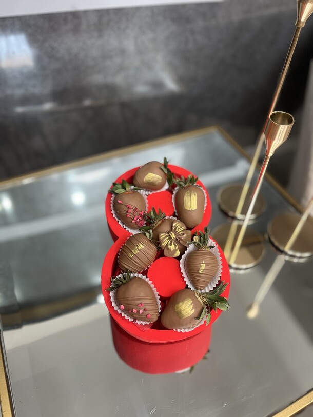 Клубника в шоколаде 8 марта, артикул F1387729 - 6050 рублей, доставка по городу. Flawery - доставка цветов