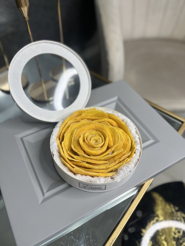 Сушеное манго в форме роза в коробке, артикул F1387738 - 3000 рублей, доставка по городу. Flawery - доставка цветов