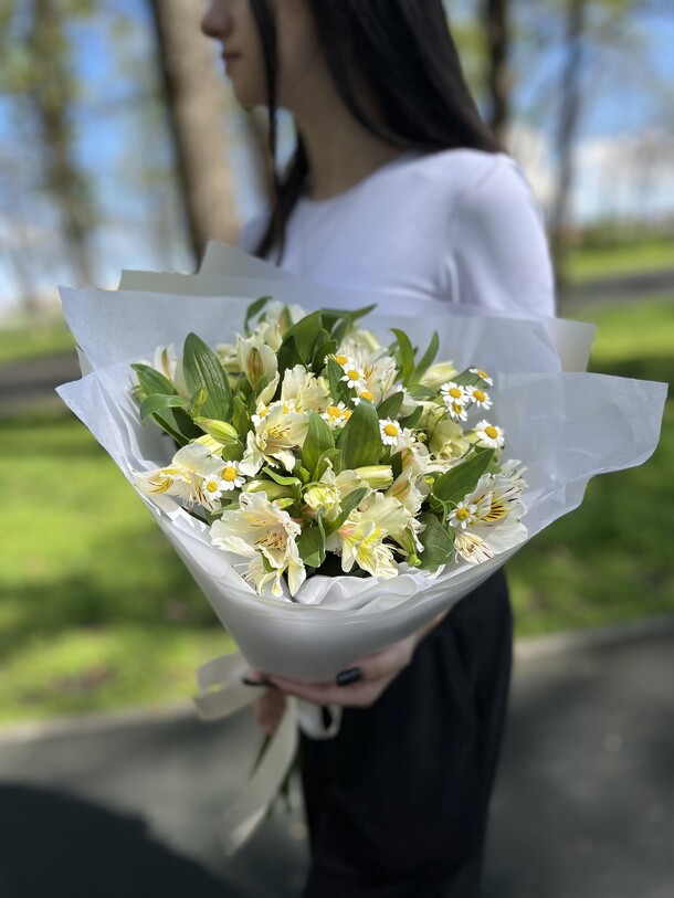 Букет из альстремерий и танацетума, артикул F1404471 - 3449 рублей, доставка по городу. Flawery - доставка цветов