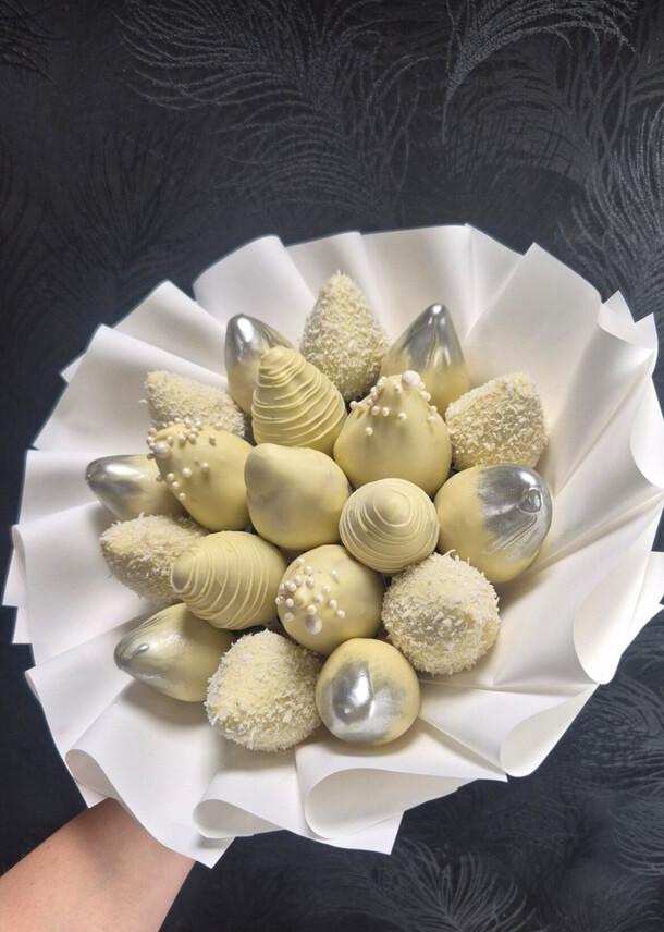 Букет из клубники в шоколаде, артикул F1405954 - 6522 рублей, доставка по городу. Flawery - доставка цветов