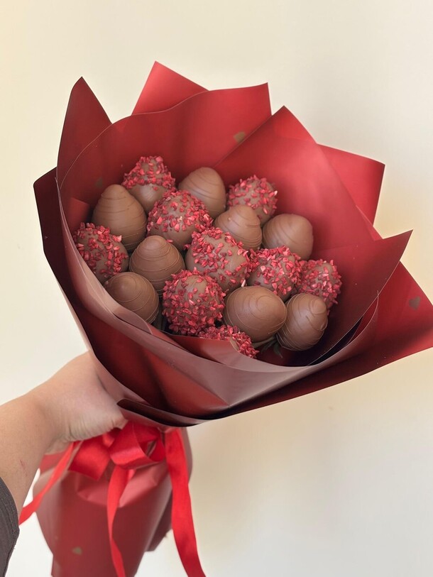Клубника в шоколаде в букете, артикул F1405967 - 7853 рублей, доставка по городу. Flawery - доставка цветов