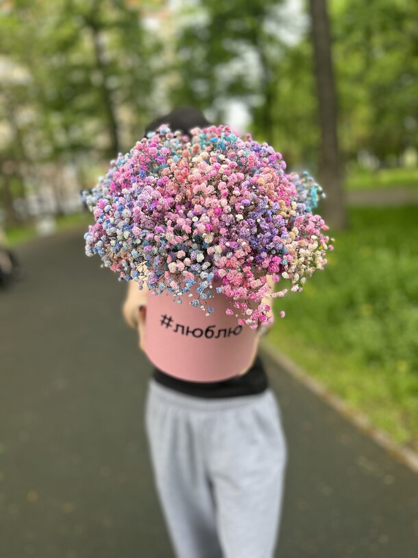 Композиция из радужной гипсофилы люблю, артикул F1418583 - 6602 рублей, доставка по городу. Flawery - доставка цветов