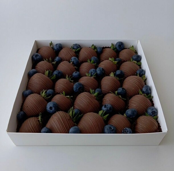 25 клубник в шоколаде, артикул F1418588 - 8652 рублей, доставка по городу. Flawery - доставка цветов