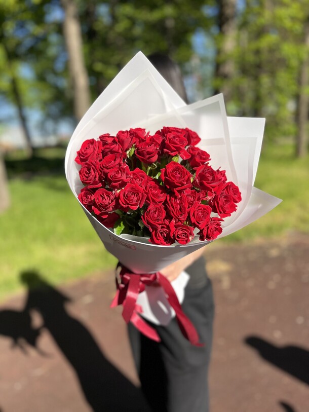 Букет из кустовых роз, артикул F1418591 - 6522 рублей, доставка по городу. Flawery - доставка цветов