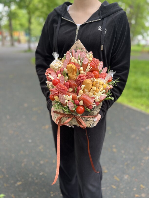 Конверт из сыров и колбас, артикул F1418596 - 7986 рублей, доставка по городу. Flawery - доставка цветов