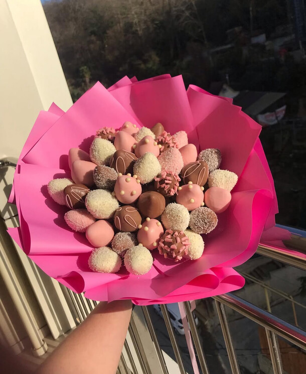 Букет из клубники в шоколаде, артикул F1418612 - 11314 рублей, доставка по городу. Flawery - доставка цветов