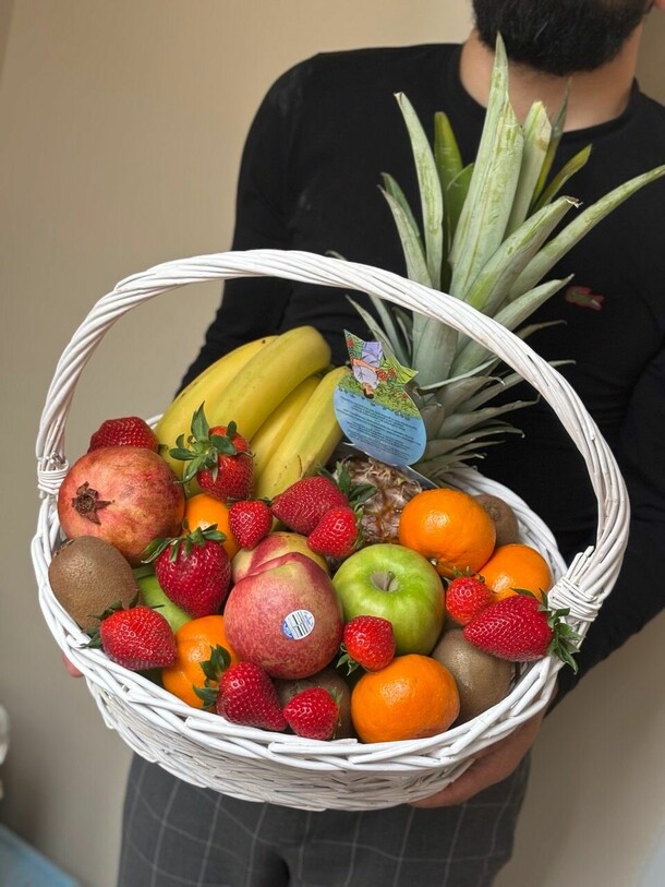 Корзина с фруктами и ягодами, артикул F1418613 - 9317 рублей, доставка по городу. Flawery - доставка цветов