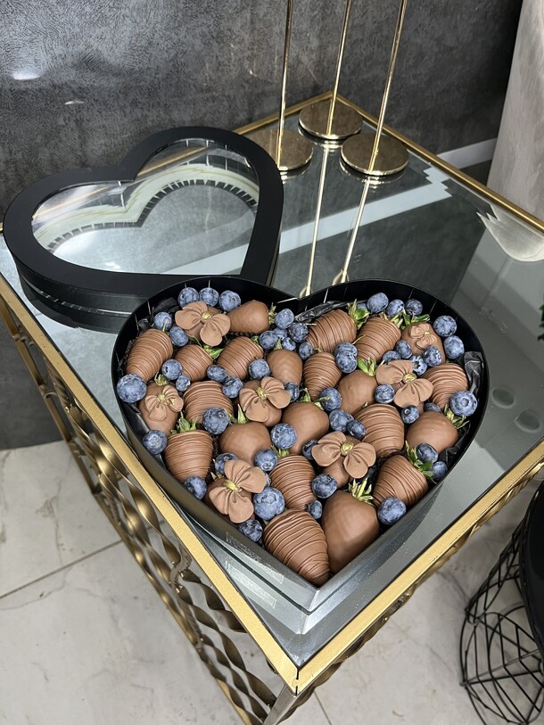 Клубника в шоколаде в черном сердце, артикул F1418638 - 13310 рублей, доставка по городу. Flawery - доставка цветов