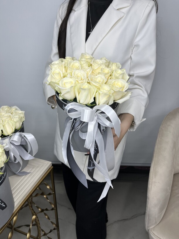 Белые розы в шляпной коробке, артикул F1423792 - 9317 рублей, доставка по городу. Flawery - доставка цветов