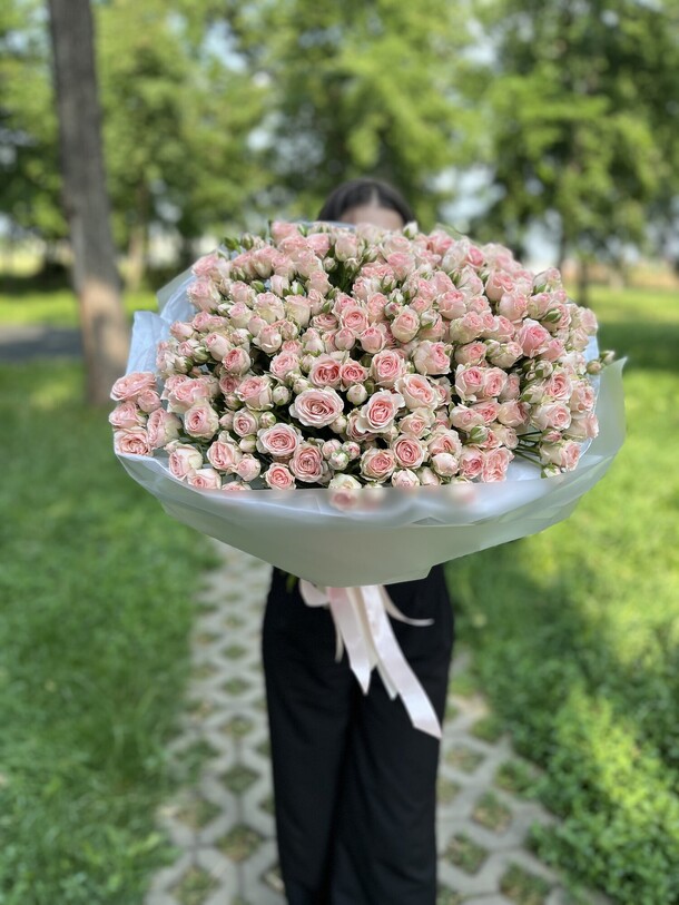 Букет из  роз в  упаковке, артикул F1429835 - 19965 рублей, доставка по городу. Flawery - доставка цветов