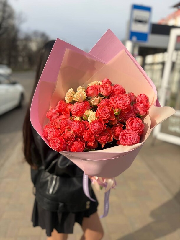 Букет из 11 кустовых роз, артикул F1536626 - 6000 рублей, доставка по городу. Flawery - доставка цветов