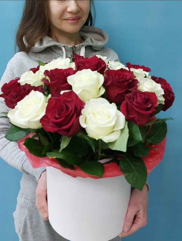 25 роз в коробке, артикул F1134818 - 13090 рублей, доставка по городу. Flawery - доставка цветов