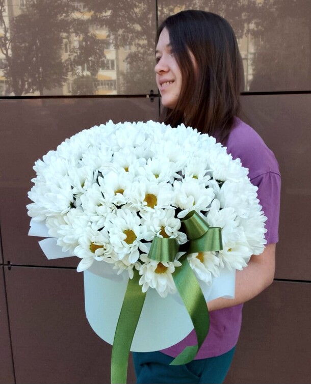 Коробка с хризантемами, артикул F1134820 - 4620 рублей, доставка по городу. Flawery - доставка цветов