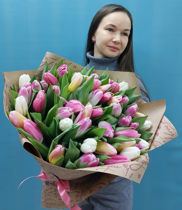 51 тюльпан в оформлении, артикул F1176412 - 8990 рублей, доставка по городу. Flawery - доставка цветов