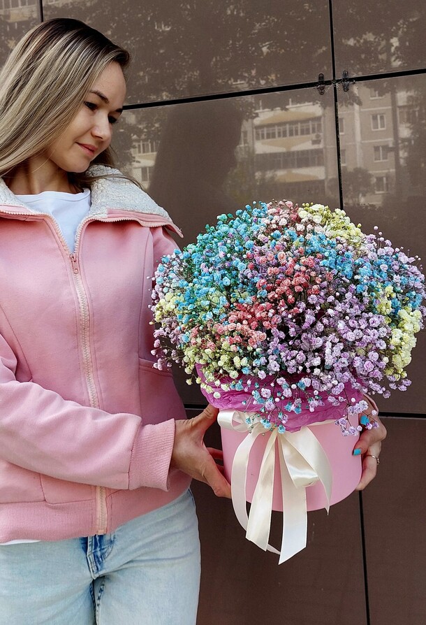 Радужная гипсофила в шляпной коробке, артикул F1212266 - 3630 рублей, доставка по городу. Flawery - доставка цветов