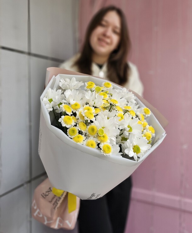 Букет ромашек "модный", артикул F1282135 - 4158 рублей, доставка по городу. Flawery - доставка цветов