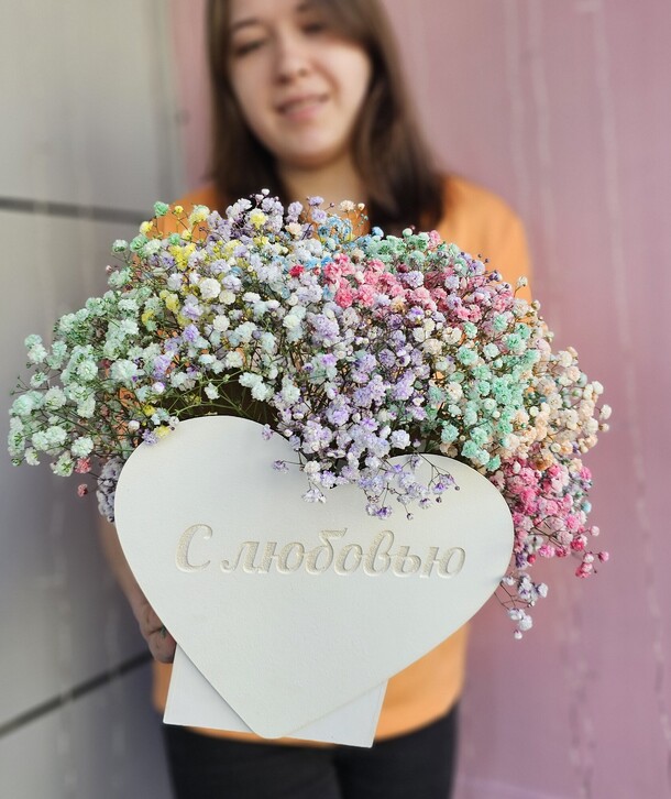 Радужная гипсофила в коробке сердце, артикул F1282137 - 5170 рублей, доставка по городу. Flawery - доставка цветов