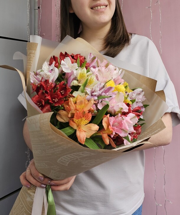 Букет стойких цветов альстромерии, артикул F1282138 - 3960 рублей, доставка по городу. Flawery - доставка цветов