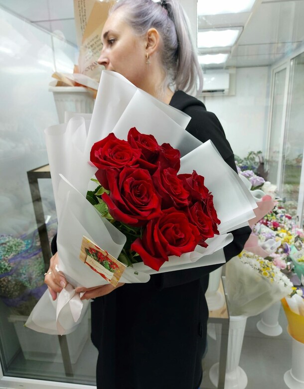 9 красных роз в стильном оформлении, артикул F1310652 - 4620 рублей, доставка по городу. Flawery - доставка цветов