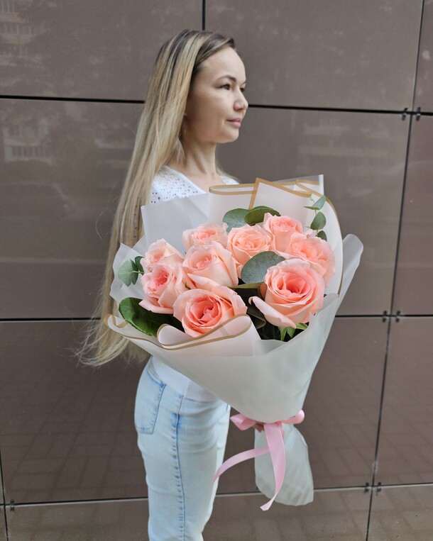 Розовые розы с зеленью 9роз, артикул F1313329 - 5082 рублей, доставка по городу. Flawery - доставка цветов