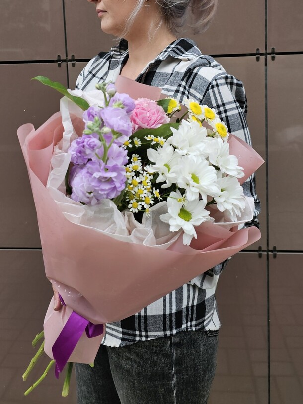 Комплимент с маттиолой, артикул F1314060 - 2574 рублей, доставка по городу. Flawery - доставка цветов