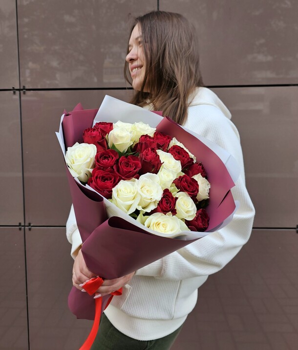 25 роз в оформлении, артикул F1322710 - 6215 рублей, доставка по городу. Flawery - доставка цветов