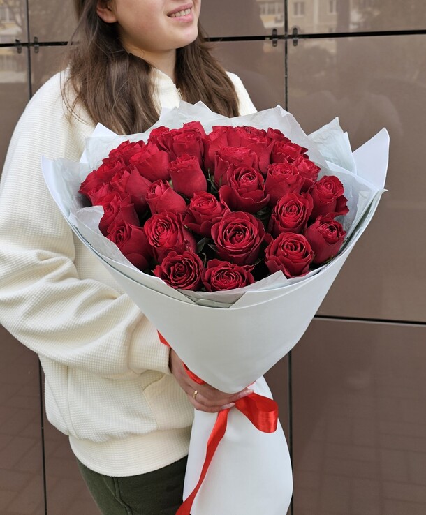 25 красных роз в оформлении, артикул F1322738 - 6215 рублей, доставка по городу. Flawery - доставка цветов