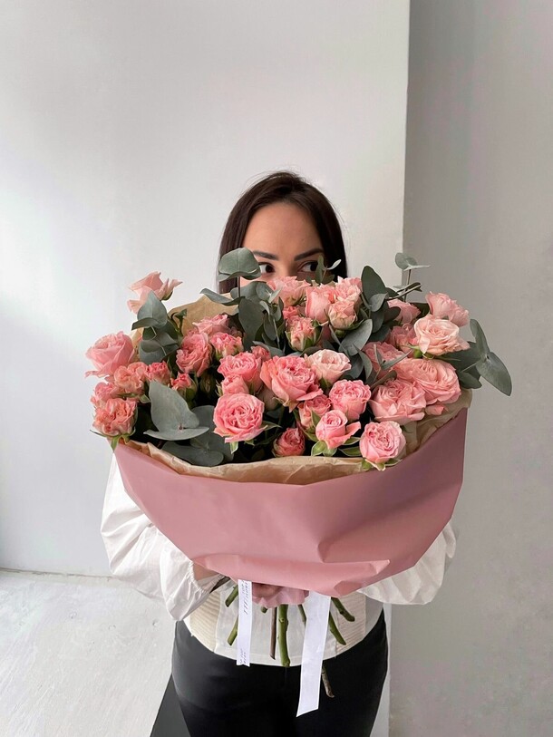 Монобукет из кустовых роз, артикул F1096439 - 7490 рублей, доставка по городу. Flawery - доставка цветов