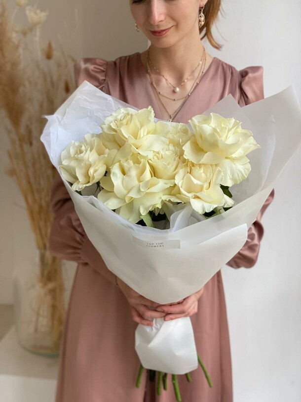 Монобукет из белых роз, артикул F1155481 - 5900 рублей, доставка по городу. Flawery - доставка цветов