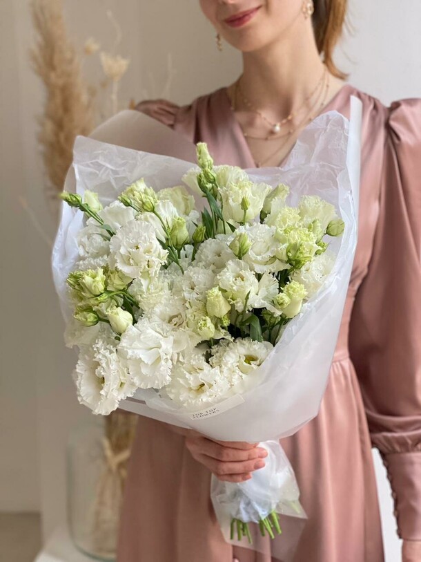 Монобукет из эустомы, артикул F1155488 - 16500 рублей, доставка по городу. Flawery - доставка цветов