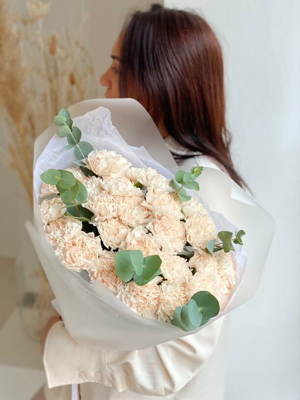 Монобукет из гвоздик, артикул F1155498 - 5000 рублей, доставка по городу. Flawery - доставка цветов