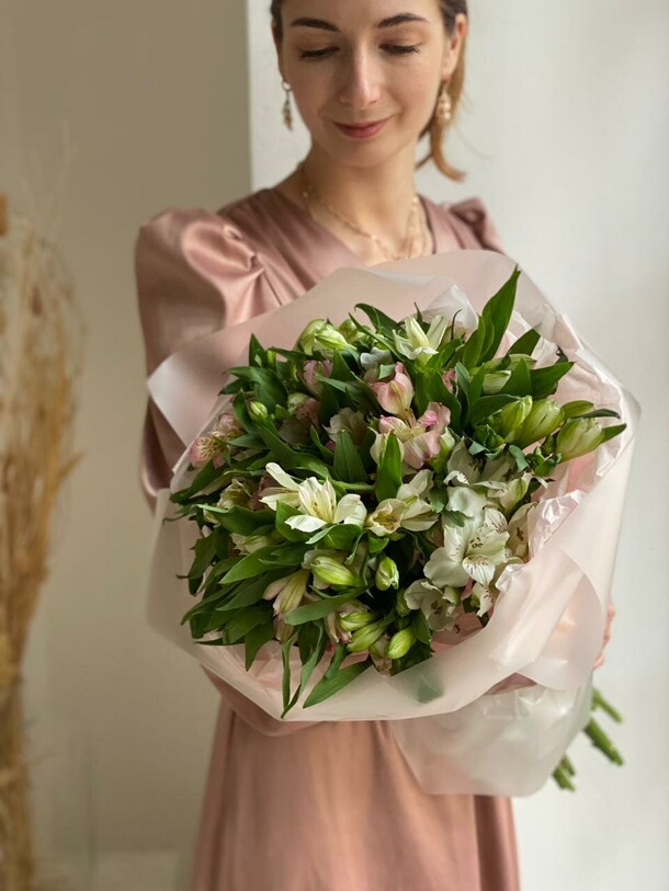 Монобукет из альстромерий, артикул F1155500 - 6500 рублей, доставка по городу. Flawery - доставка цветов